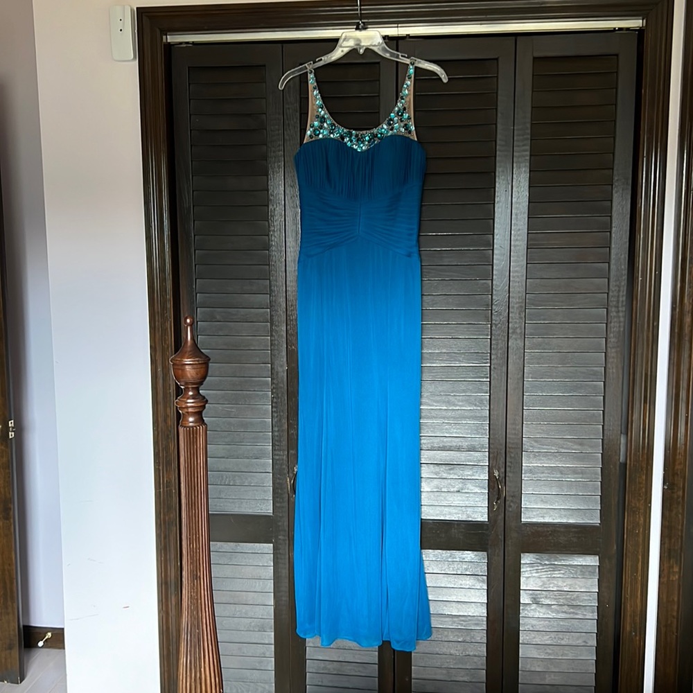 Worn once to a wedding. Just gorgeous.